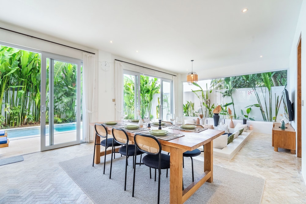 Eleven Villa Canggu - Calm Oasis with Pool and Privacy
