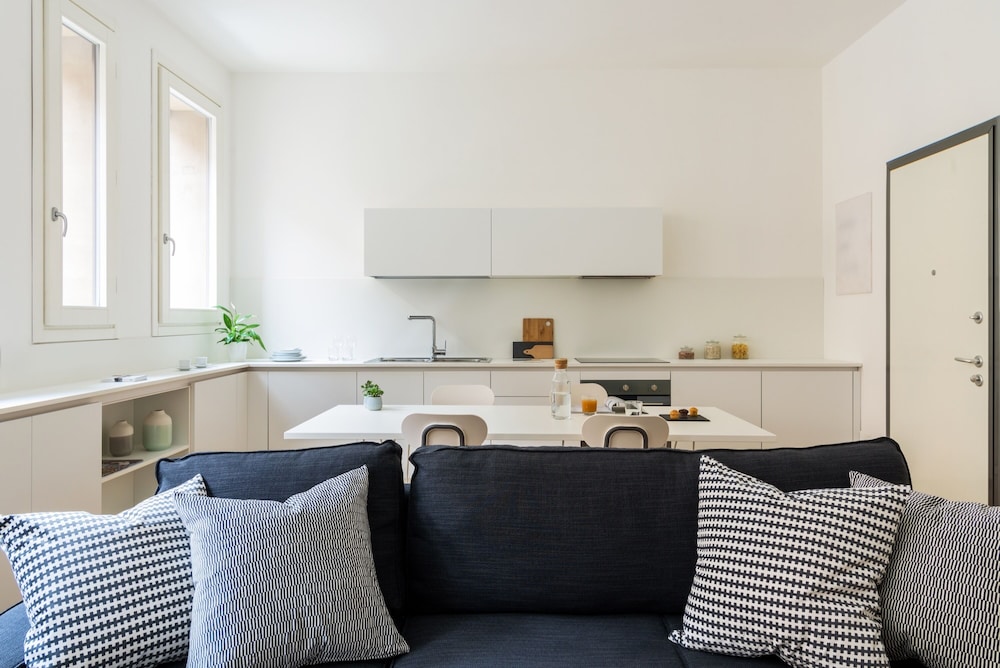 JOIVY Lovely 1-Bed W/Balcony & Parking