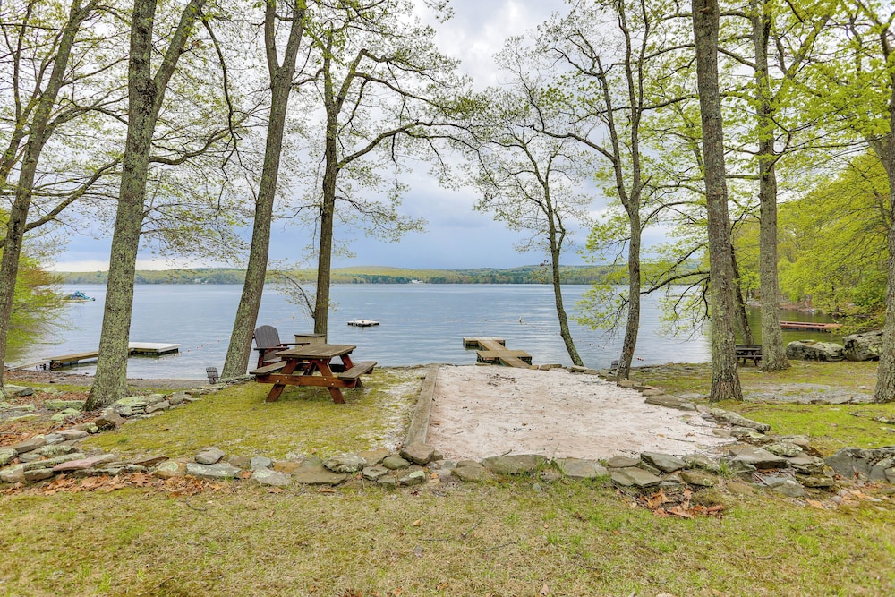 1/2 Mi to Boat Ramp: Lake Wallenpaupack Retreat!