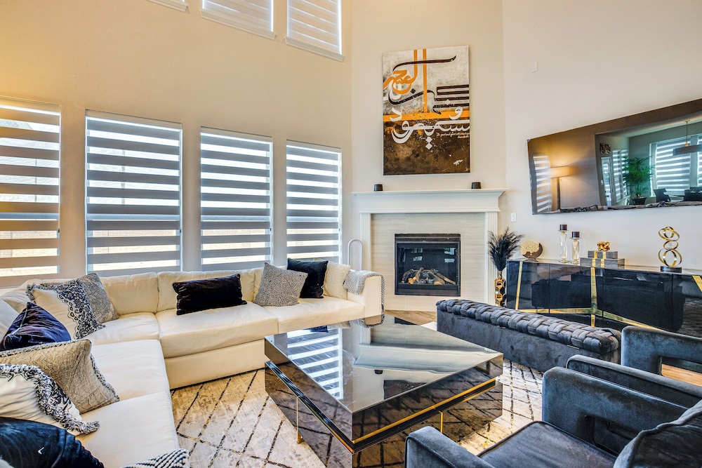 6 Mi to Lake Lewisville: Chic Retreat in Frisco!