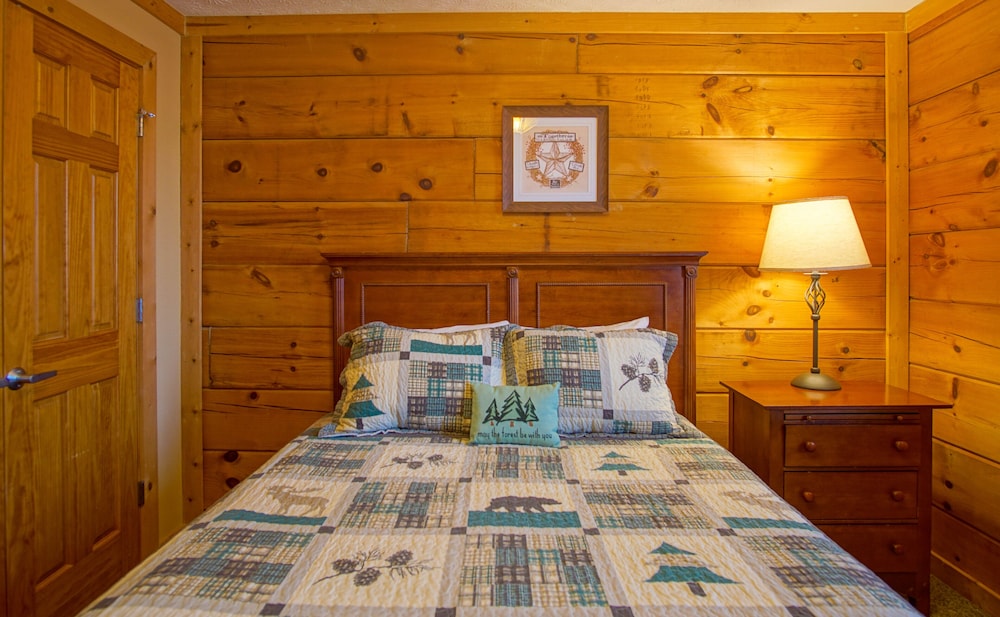 Loggers Run #7: 5 Bedrooms, 3.5 Bath: Slope Side. Overlooks The Ski Trail !