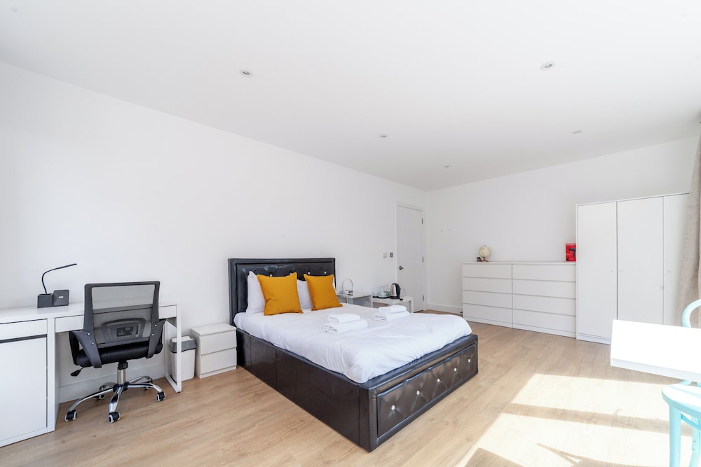 Stunning 5 Bedroom Retreat London view 4