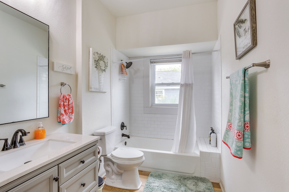 Half-mi to Dtwn Lufkin: Charming & Spacious Home!