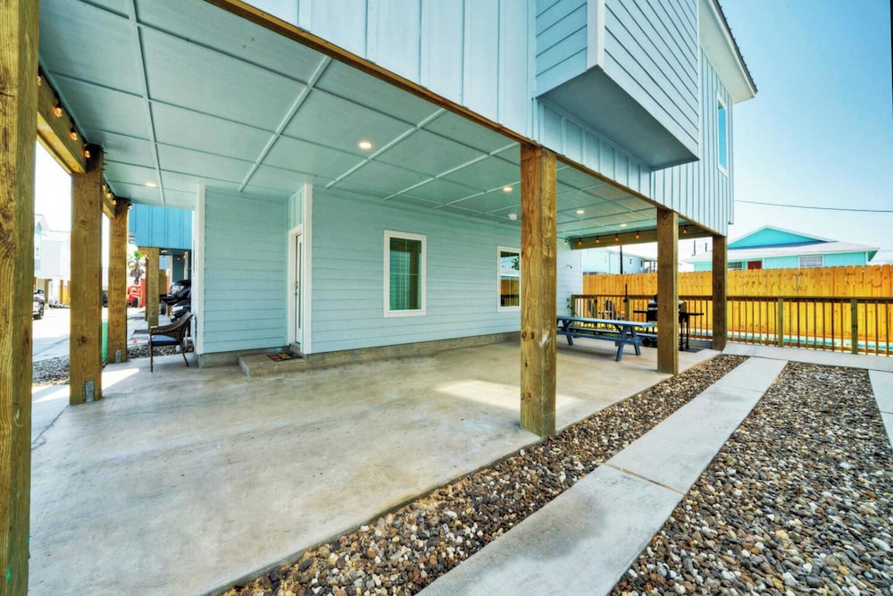 Sleeps 22 2 Homes w/ Private Pool + Patio Walkable Location, Golf Cart Zone