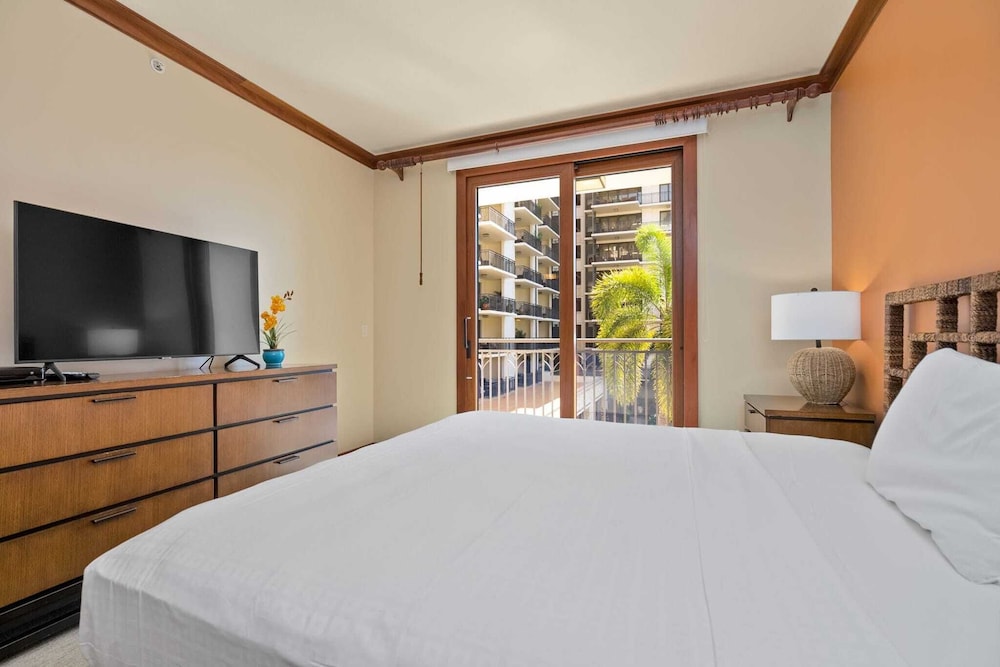 Beachfront Condo at Beach Villas at Ko Olina Hale Hoaloha by Avantstay