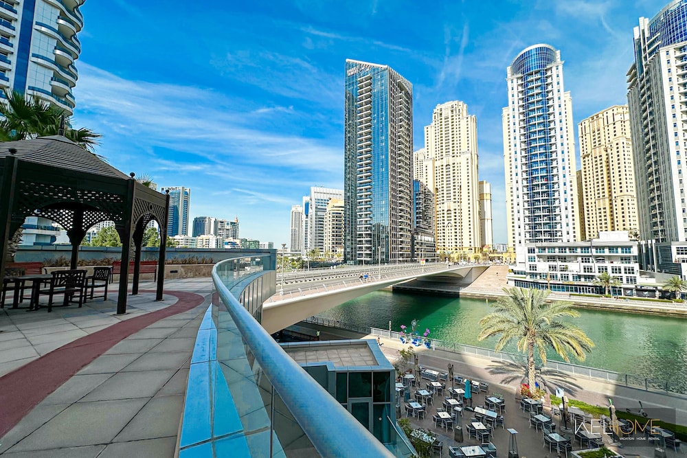 WelHome - Mesmerizing 1BR Apartment in Damac Waves A