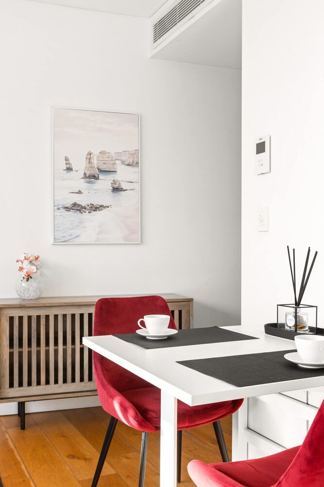 Central Modern 1 Bedroom With Air-con Balcony