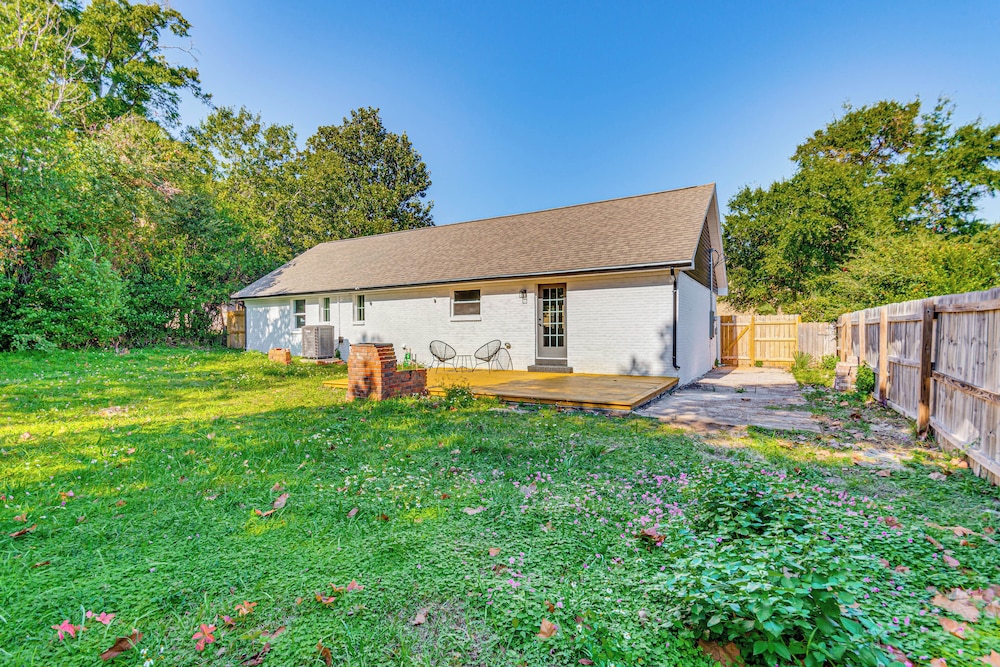 < 1 Mi to Downtown Pensacola: Quiet Home w/ Yard