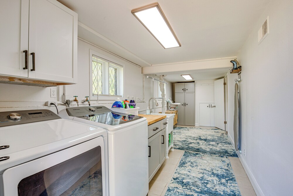 Chic Family-friendly Home in Riverside: 7 Mi to KC