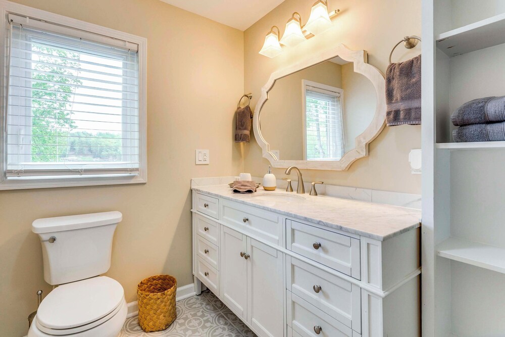 February Perks! Couples Getaway in Hayesville