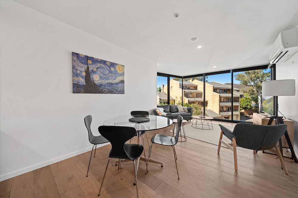Bright Unit With Secure Parking and Garden Access