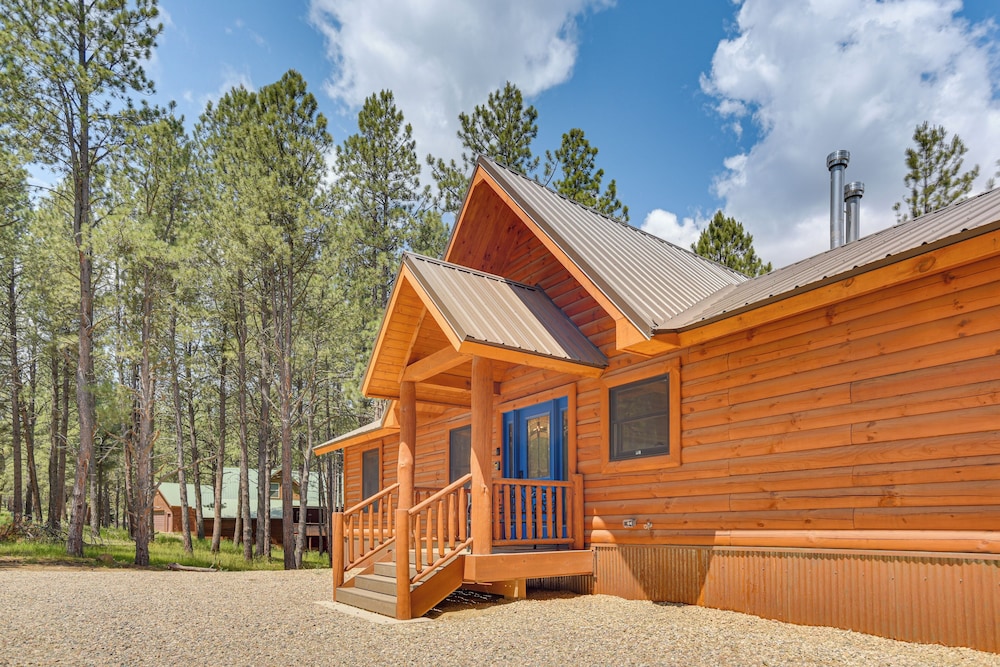 3 Mi to Resort: Year-round Angel Fire Getaway!