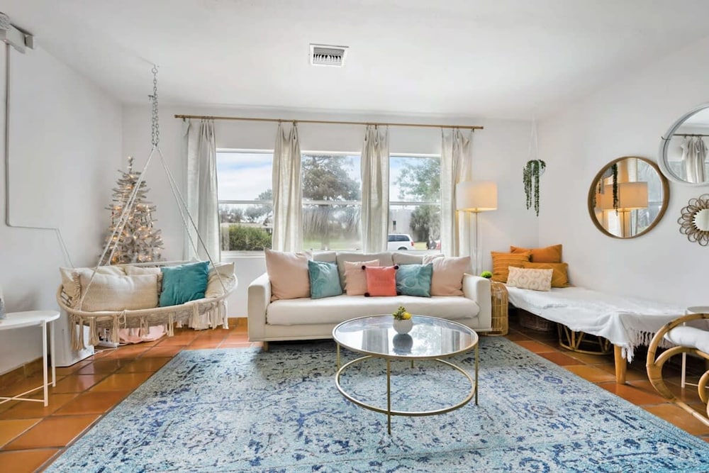 Pink House in Prime Location Dogs Ok Walk to DT