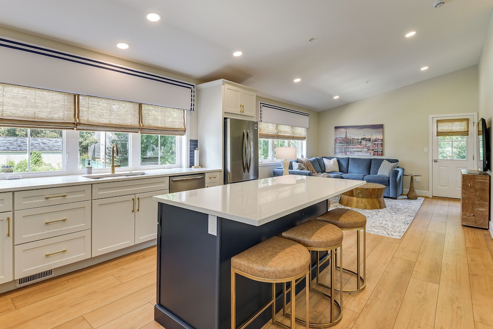 1 Block to Usna Stadium: Modern Annapolis Home!