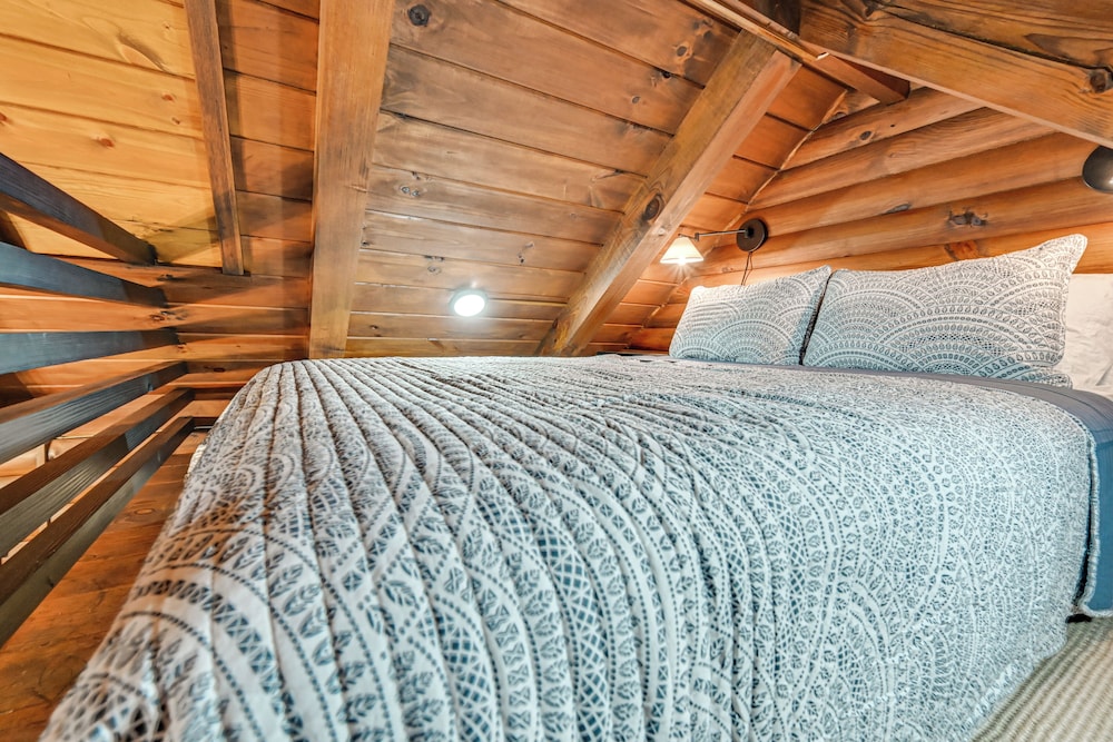 Peaceful Cabin w/ Hot Tub in Dundee: Dogs Welcome