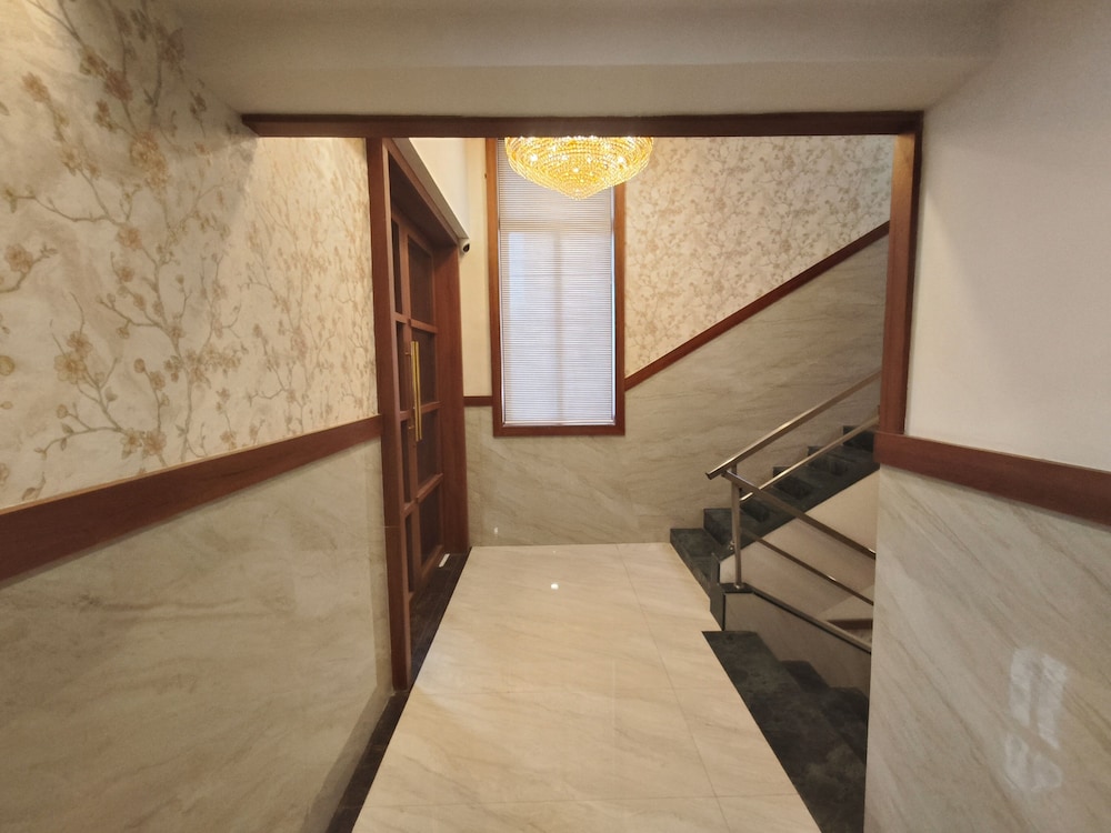 Hotel Saffron Grand Thane