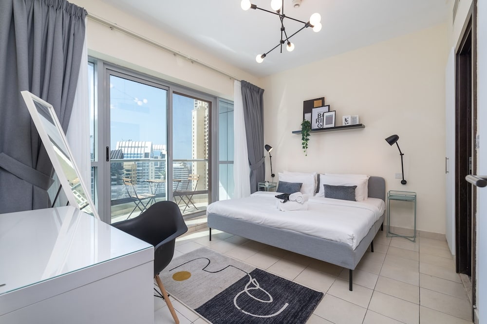 Refined 1BR Retreat in The Point Tower - Marina