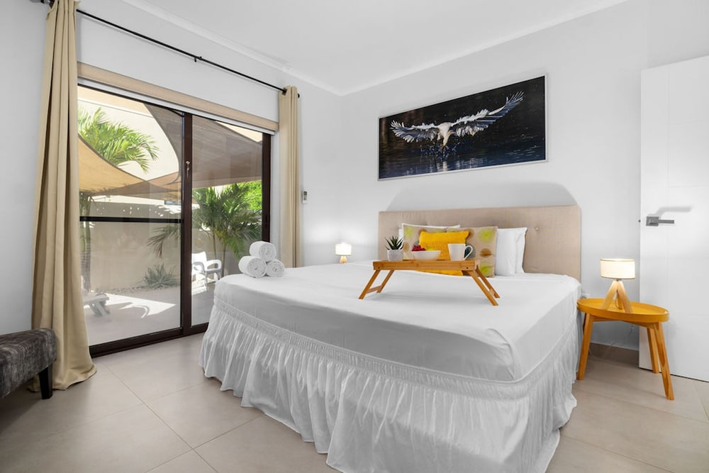 Modern 3br2ba 24 7 Security Pools Restaurant