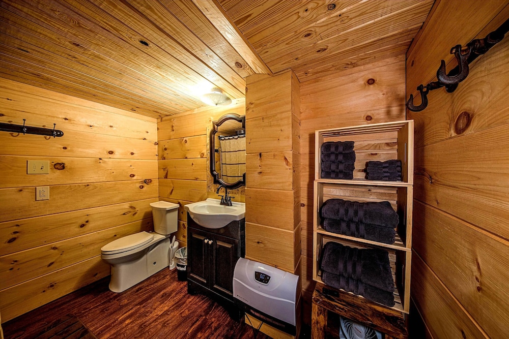 Bear Creek Lodge and Cabins in Helen Ga - Pet Friendly, River on Property, Walking Distance to downtown Helen
