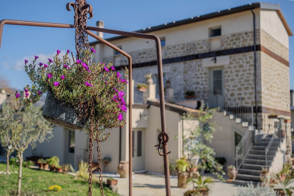 Casale nel Verde con Piscina e Vista