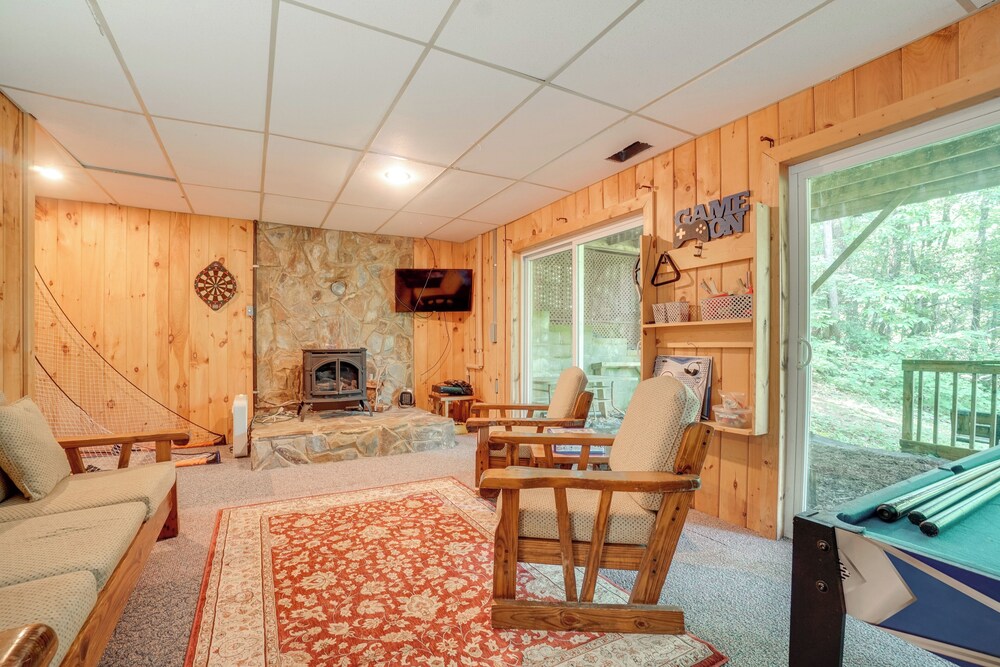 Private Hot Tub & Game Room: Cleveland Getaway