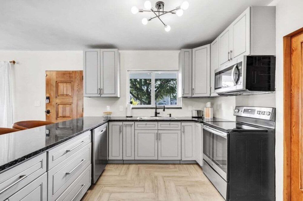 4br Biscayne River Home: Pool & Pickleball Fun 4 Bedroom Home