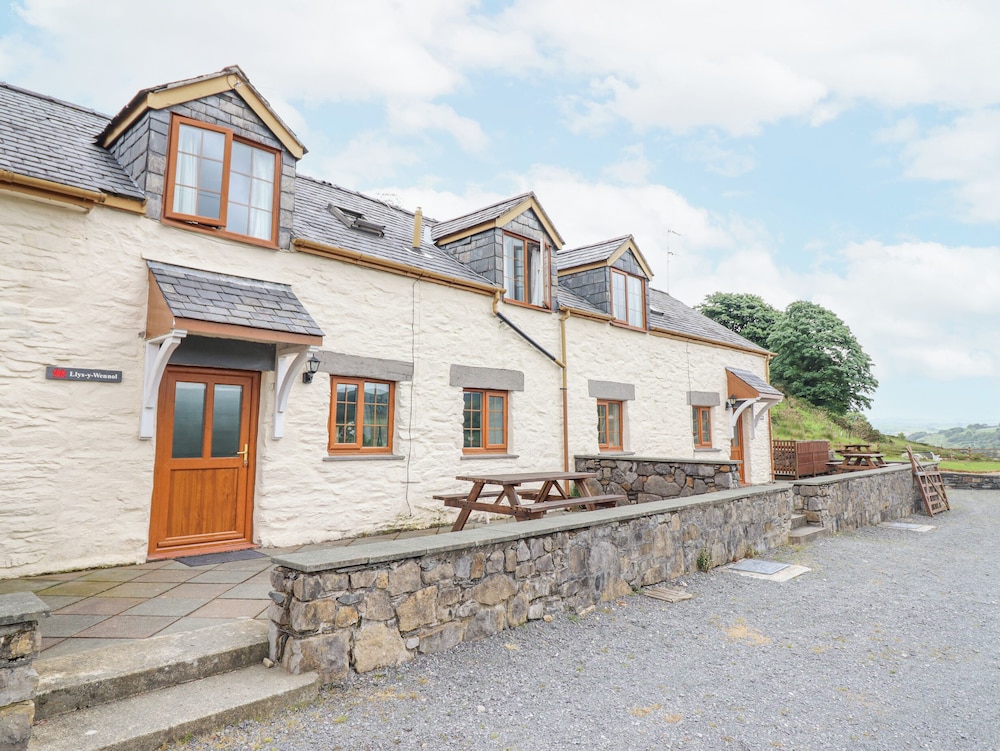 Llys-y-wennol