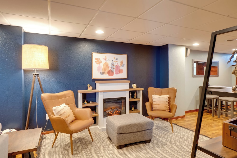 Cozy Milwaukee Apartment w/ Deck, 2 Mi to Airport!