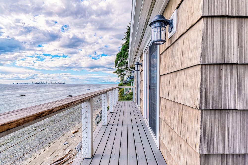 2 BR Beachfront Cottage w/ Grill & Expansive Deck