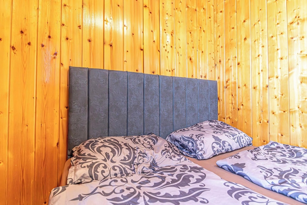 Cozy 3BR Apt with Garden Sleeps 10