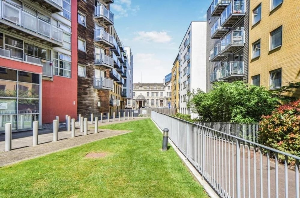 1br-4guests-pool-gym-parking-neargreenwich