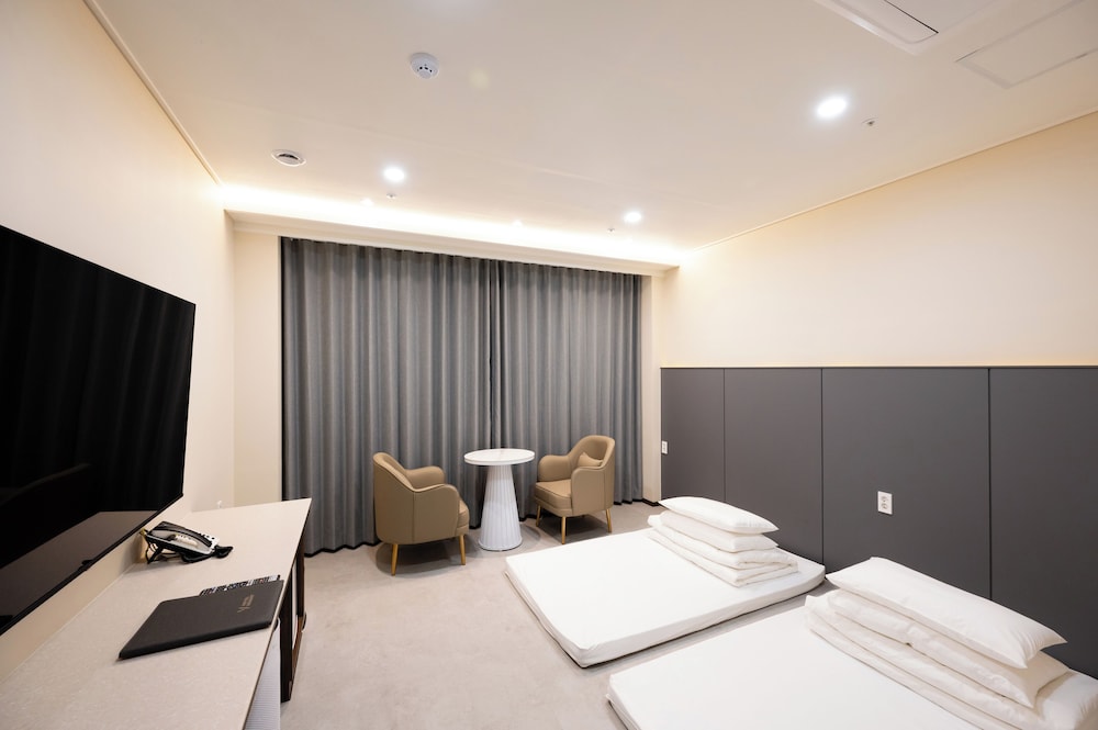 VAVANT TOURIST HOTEL