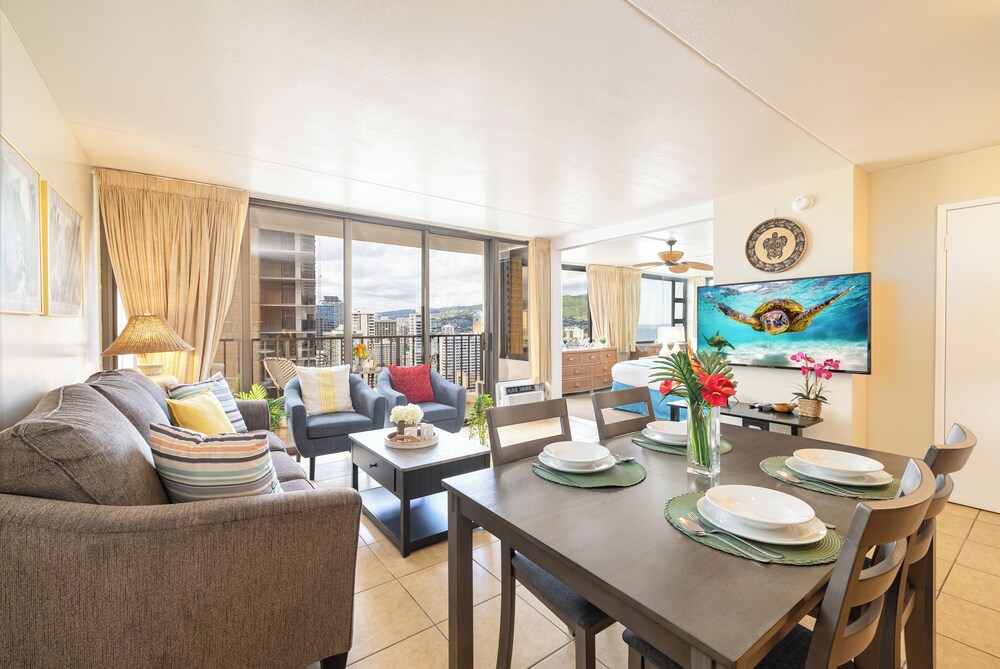 High Floor Ocean View Condo (King Bed and Parking): hotel room photo