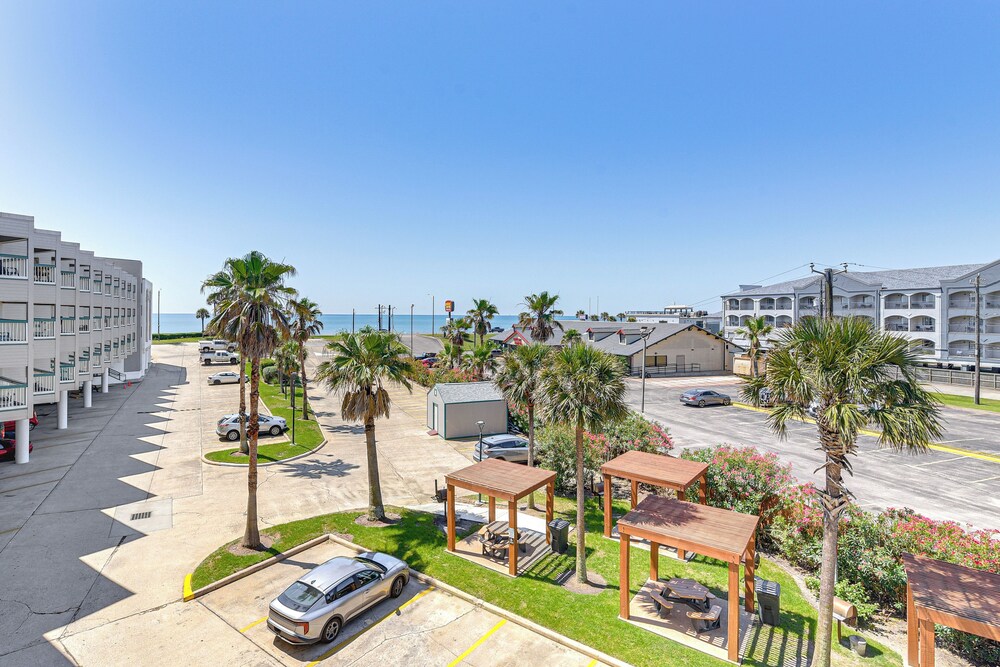 Steps to Babes Beach: Condo w/ Pool in Galveston