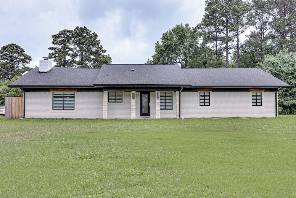 < 1 Mi to Sau: Newly Renovated Home w/ Yard!