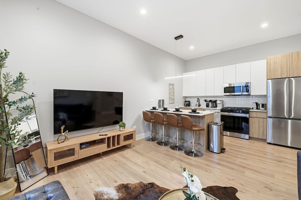 Comfy Condo - Gym Free Parking Modern Amenities