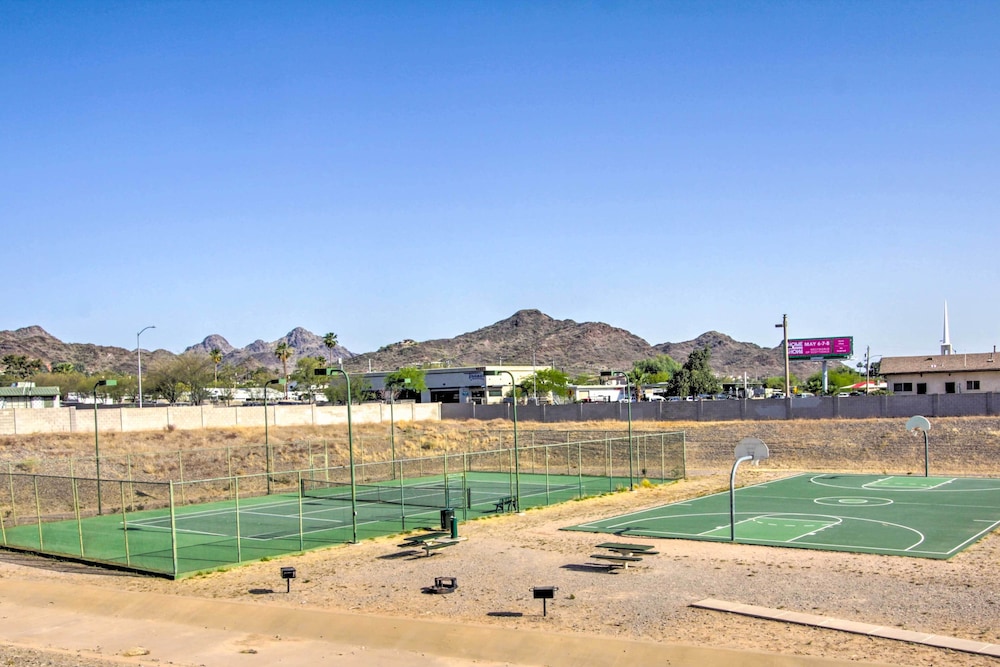 Hike & Golf! Townhouse w/ Resort Perks in PHX