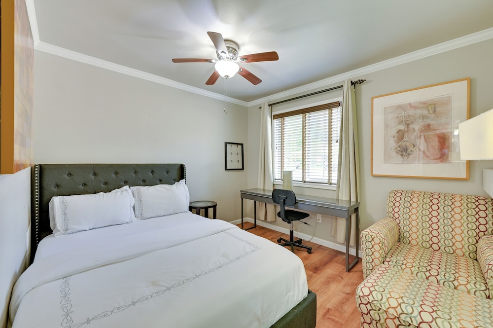 Walk to SFA Campus: Pet-friendly Nacogdoches Condo