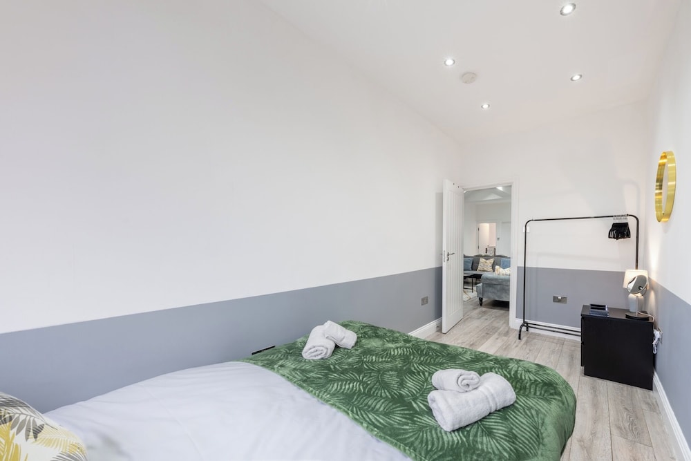 1 Bed Flat - Sleeps 3 - Parking - Wifi