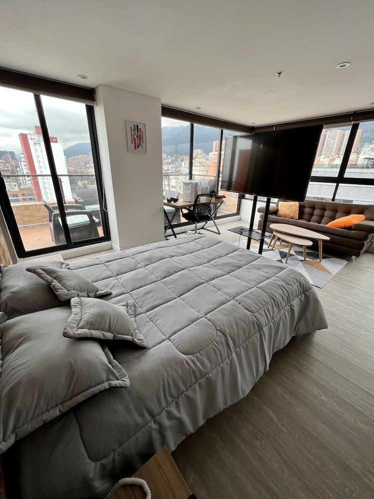 Beautiful Loft With View of Los Cerros Capitalinos view 2