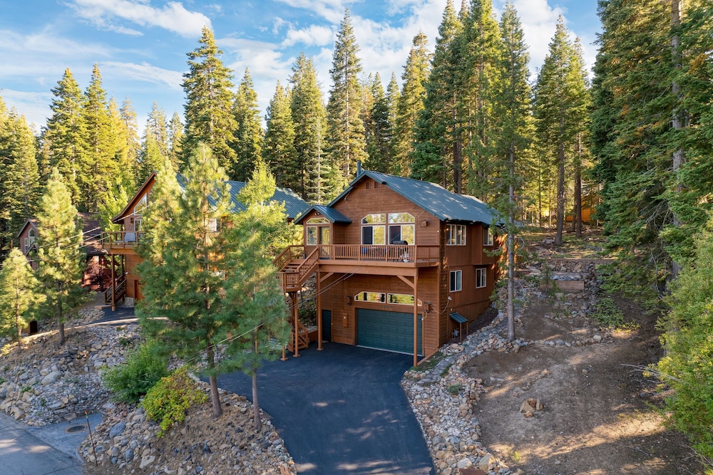 Golden Summit by Avantstay Stunning Secluded Cabin w Access to Tahoe Donner