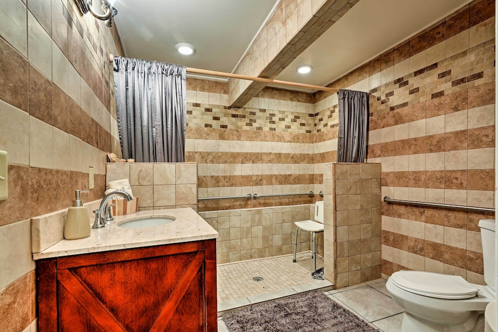 Juneau Vacations - Expansive Getaway  2 Miles to Mendenhall Glacier! - Property Image 2