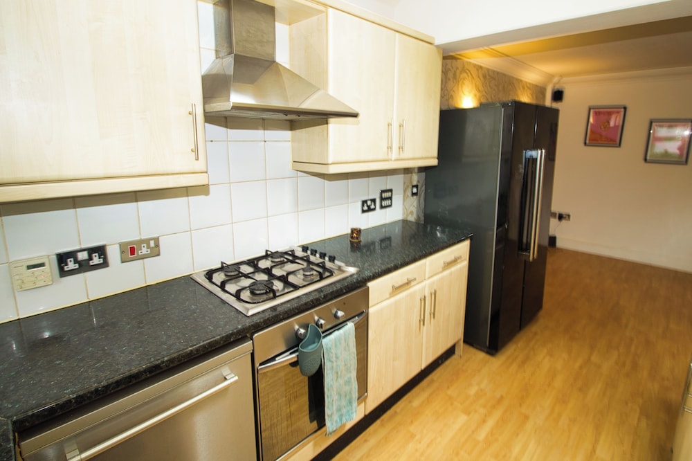 3 Bed Semi - Sleeps 5 - Parking - Pets - Garden