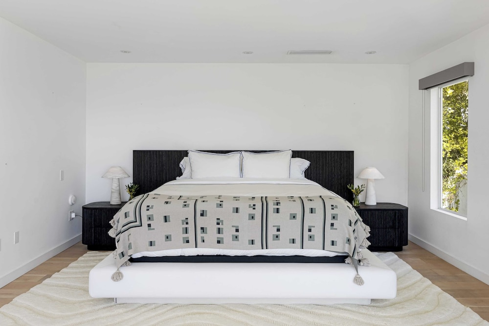 Luxury Hollywood Hills Home With Pool, Outdoor Dining & Iconic Views Skyline Chalet