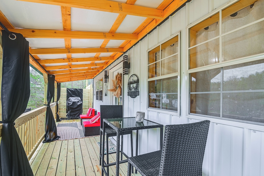 Hot Tub, Fire Pit: Lake-view Catlettsburg Getaway!