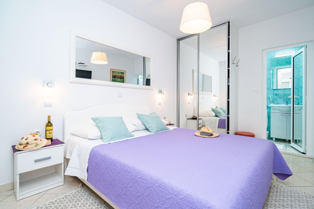 Jele Rooms