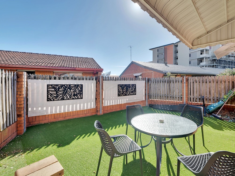 Tranquil 2-bed Townhouse Close to Beach