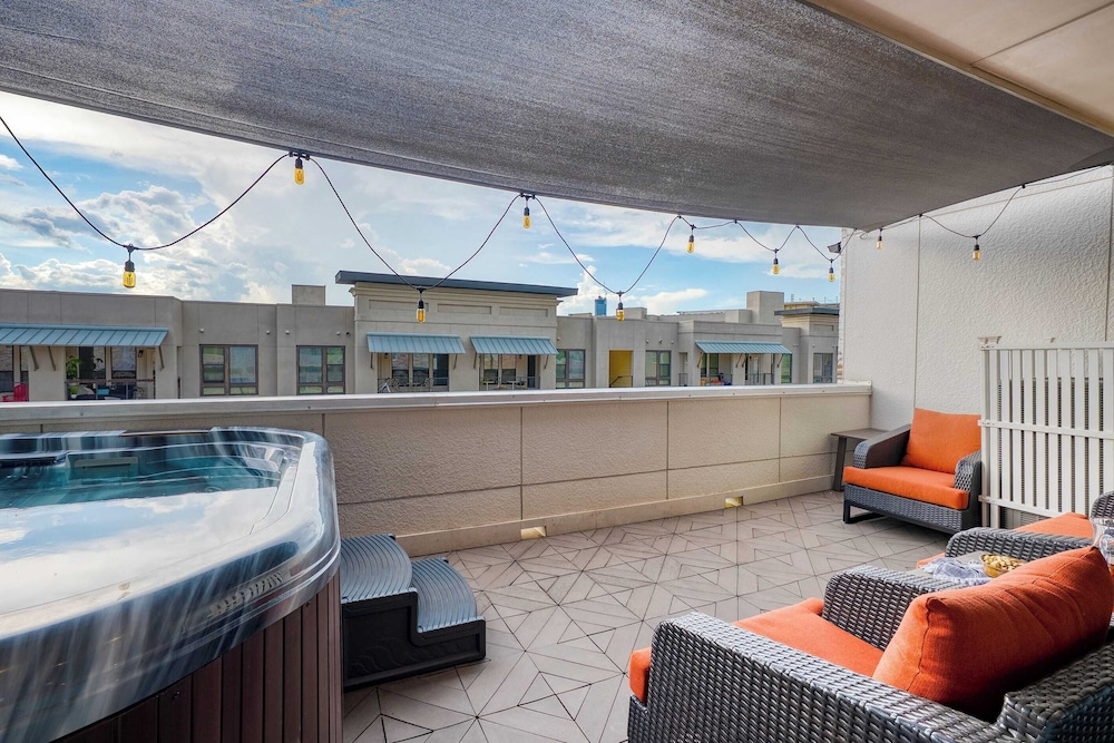 Town Lake Townhouse Hot Tub, Game Room & Skyline Views