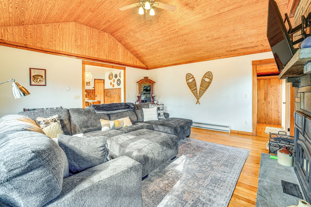 Cozy Cottage Near Hiking & Skiing!