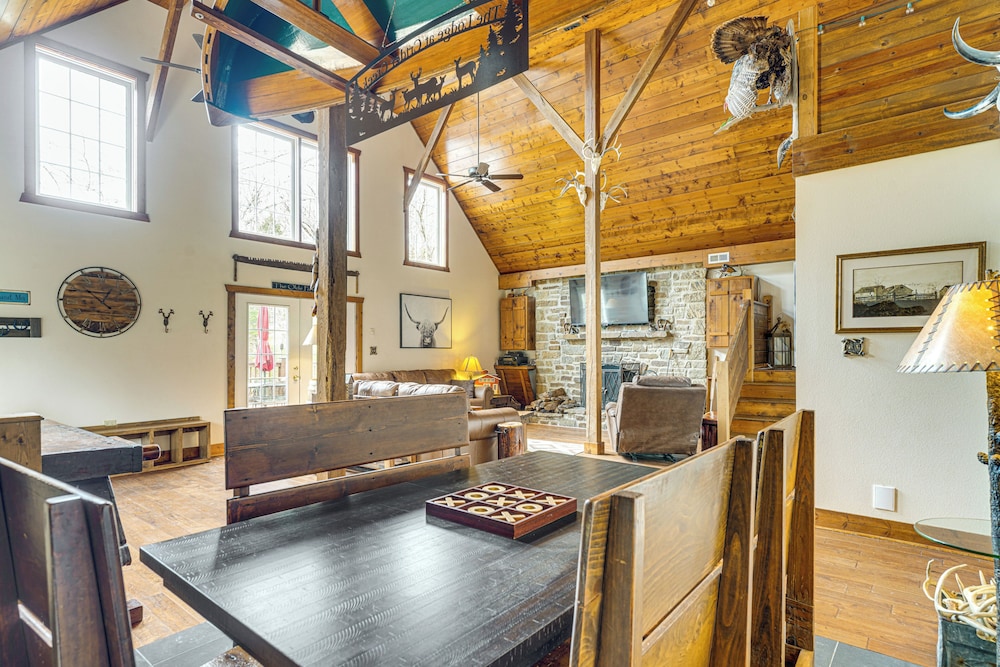 'the Lodge at Crider Creek' Getaway on 140 Acres!